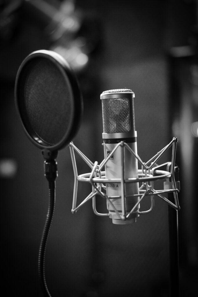 Studio microphone with pop filter, representing the kind of recordings Transkriptor transcribes into text